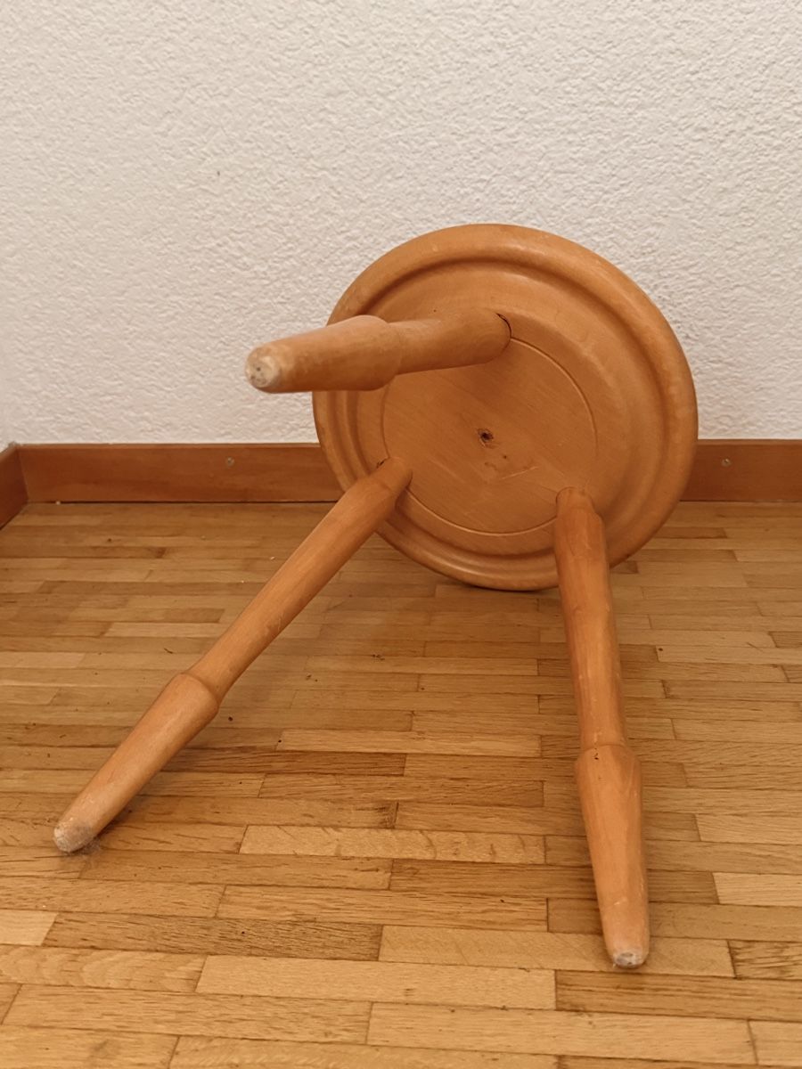Stühle: Holzhocker mit Schnitzerei guter Zustand – Gebraucht aus Laupen BE von Lisafurby 2