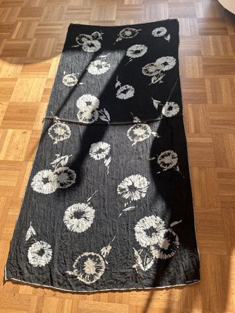 Giorgio Armani Seidenschal schwarz weiss Blumenmuster