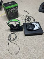 Xbox One X Konsole mit zwei Controllern und Headset A50