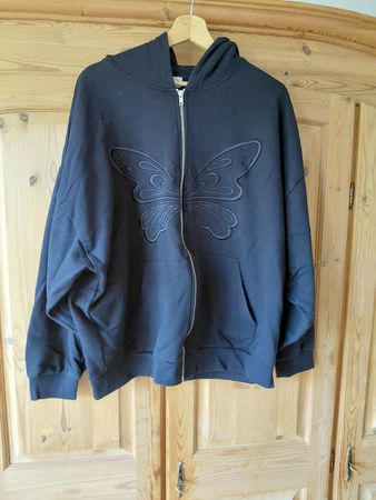 Schwarzer hoodie mit Schmetterling