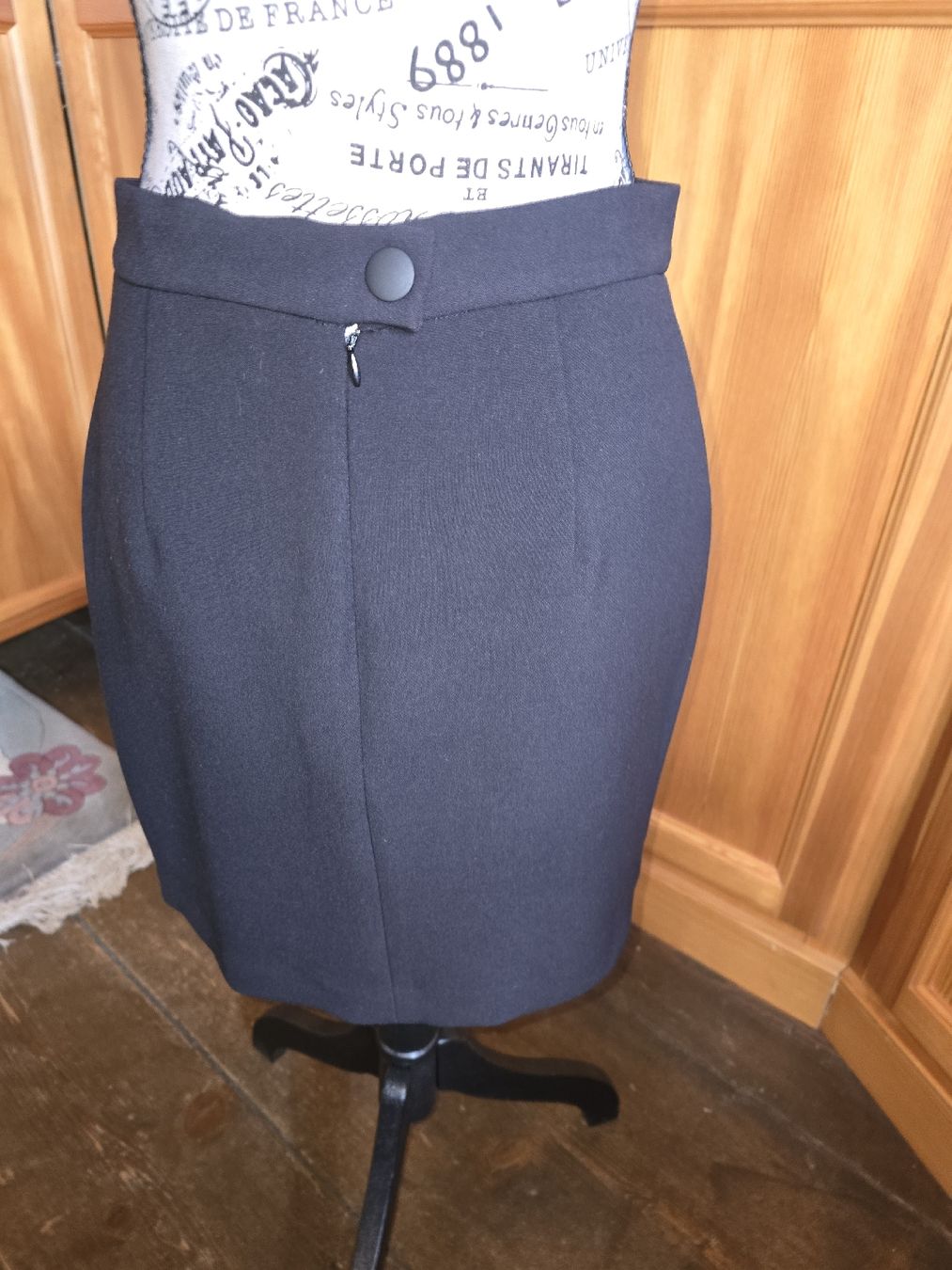 Gonne: Gonna nera con tasche in pelle – Nuovo (secondo la descrizione) da calpiogna venduto da dadalter 1