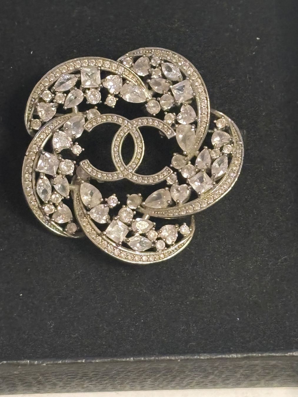Chanel Spille & Fermagli: Chanel CC  Camelie Brosche Silber Strass – Usato da St. Margrethen SG venduto da dijanaO 1