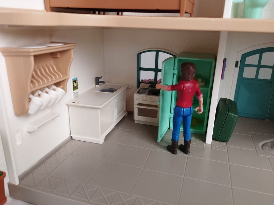 Schleich Giocattoli: SCHLEICH 42416 Wohnhaus mit Pferdehof – Usato da Schübelbach venduto da Restwert_Schubelbach 7
