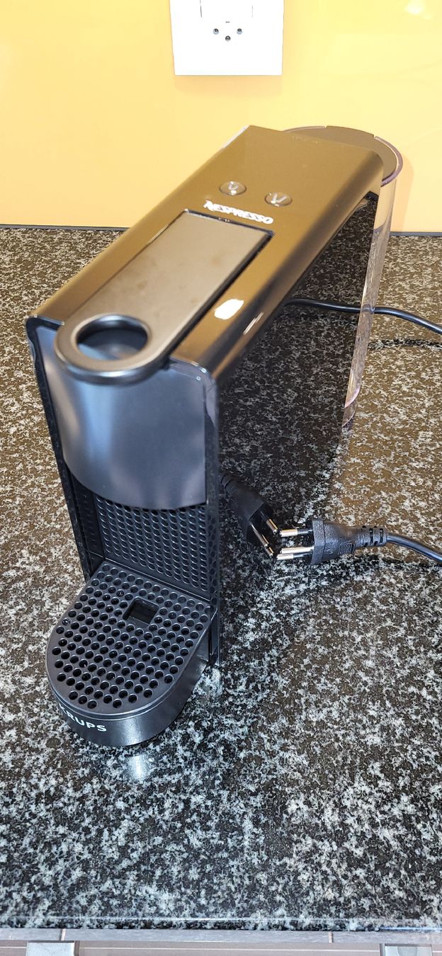 Krups Macchine per caffè & Macchine per espresso: Nespresso Essenza Mini (schwarz) – Usato da Hergiswil NW venduto da FuellCell 1