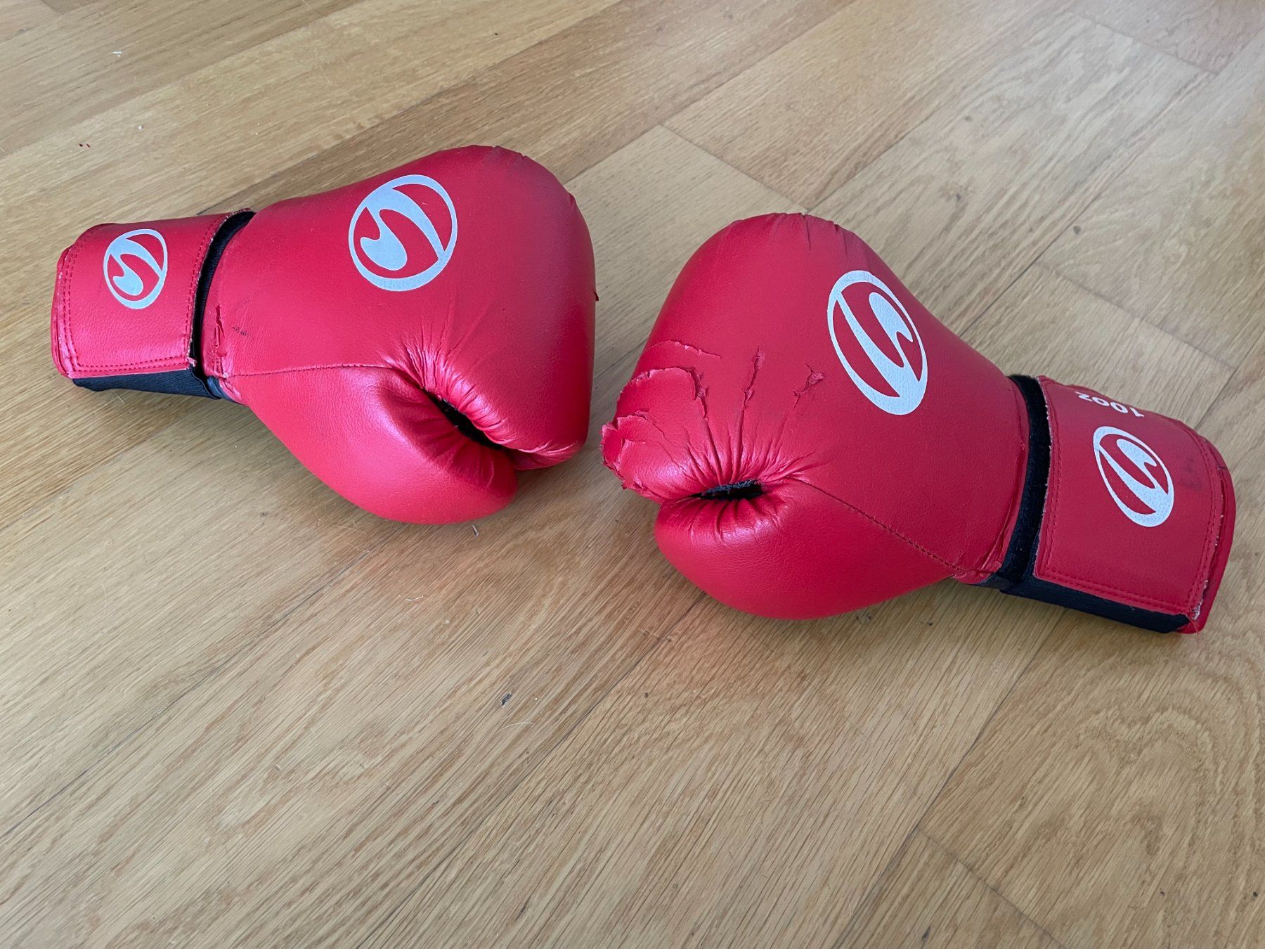 Guanti & manicotti: Gants de boxe Go Sport - Taille 10oz – Usato da Petit Lancy venduto da gil_hr6v