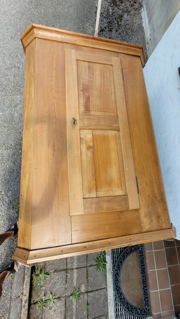 Armadi: Antiker Holzschrank Kirsche – Usato da St. Gallen venduto da barneys