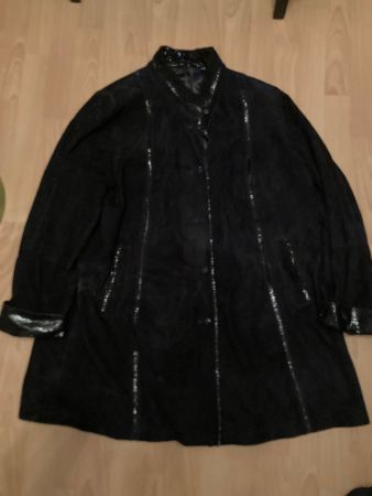 Eleganter schwarzer Lederkurzmantel m. glänzenden Zierbänder
