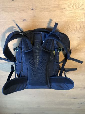 Schulrucksack Satch dunkelblau grünen Akzenten 