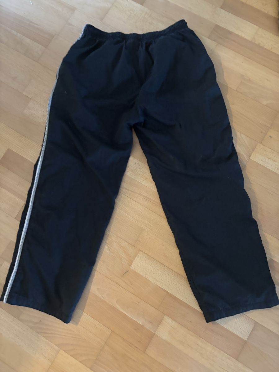 Nike Pantaloni: Nike Trainingshose schwarz Grösse S – Usato da St. Gallen venduto da Florina.B 2