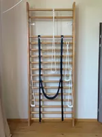 Sprossenwand mit Gurtbandschlinge und Seilen