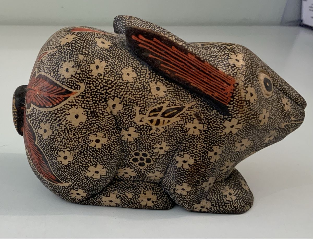 Statuette: Lapin en bois  sculpté et peint – Usato da rolle venduto da Tontonjulot