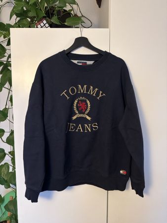 Tommy Jeans Sweatshirt dunkelblau mit Logo Stickerei