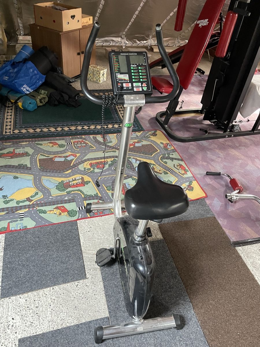 Hometrainer: Heimtrainer / Ergometer / Fitnessvelo – Usato da Füllinsdorf venduto da cat_sn9q