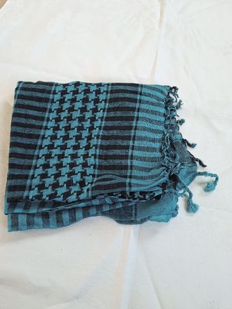 Schöner, leichter türkisblau-schwarzer Schal / Neu