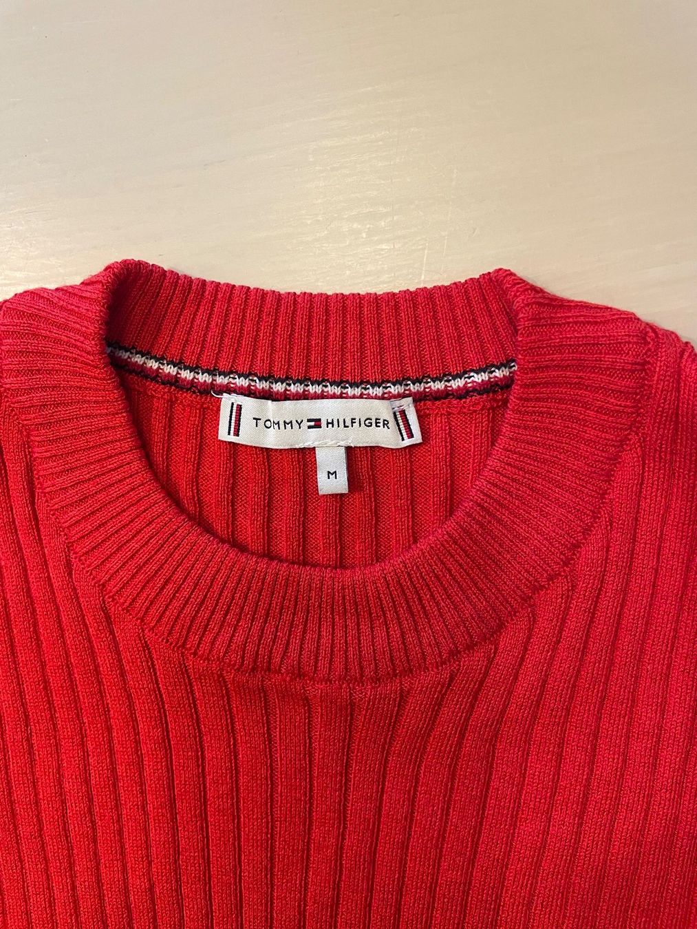 Tommy Hilfiger T-Shirts: Pull sans manches rouge Tommy Hilfiger, Taille M – Gebraucht aus Trelex von fle_dqj6 2