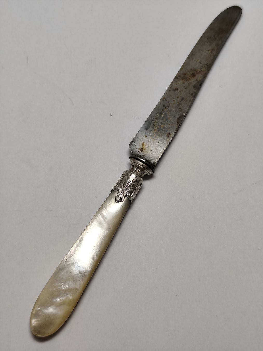 Besteck: Antikes Messer mit Perlmuttgriff & verziertem Silber-Mittelt – Gebraucht aus Châtelaine von Tropic.Watch2 2