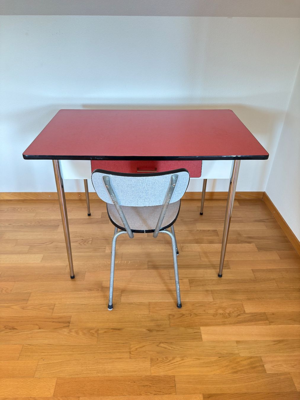 Schreibtische: Kelko Küchentisch rot & Stuhl grau / Vintage 60er – Gebraucht aus Zürich von benshume 3
