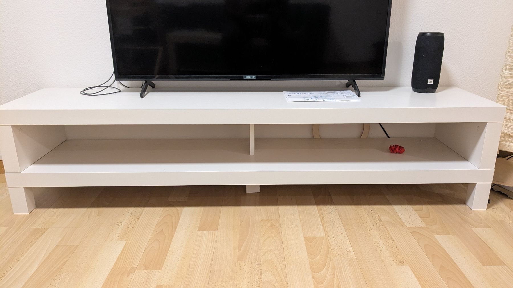 Ikea TV Möbel: White TV Stand with Shelf - Good Condition – Gebraucht aus Untersiggenthal von nag_mxh8