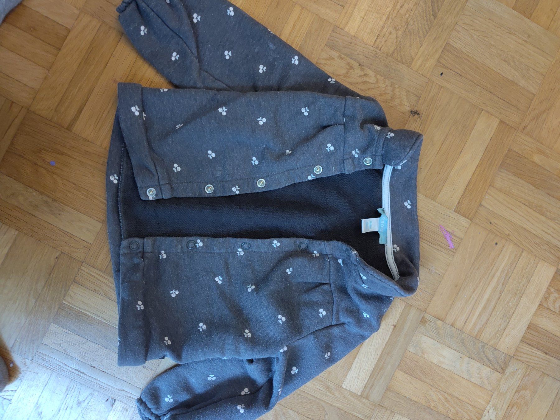 Maglioni & Felpe: Jacke Pulli Obaibi grau mit Kirschmuster Grösse 80 – Usato da Zürich venduto da bmimor 1