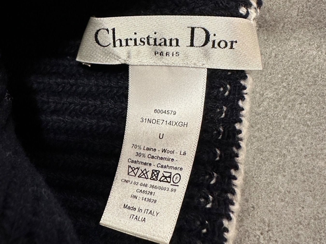 Dior Copricapi, berretti & cappellini: Authentique Bonnet DIOR Neuf D-white – Nuovo e nell'imballaggio originale da Carouge GE venduto da loveluxury 3