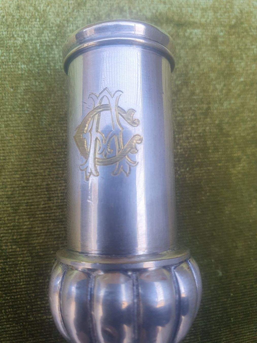 Portacandele: Edler, antiker Kerzenständer aus Metall mit Monogramm – Usato da Reinach venduto da 3Guggerli 3