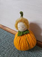 Waldorf Jahreszeitentisch Herbst Kürbiskind