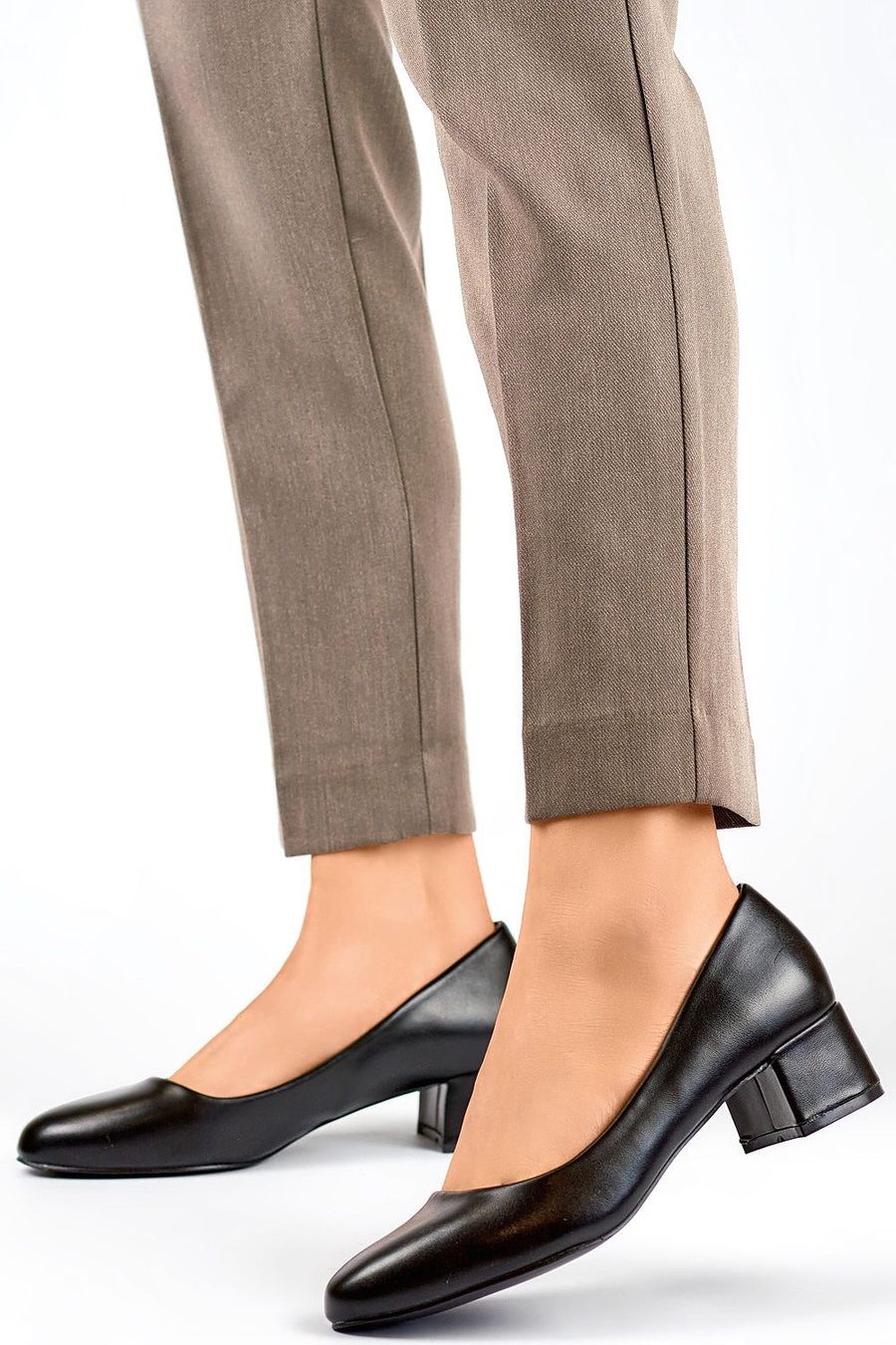 Damenschuhe: Echtleder Pumps mit Absatz schwarz (modern) – Neu und originalverpackt aus Romanshorn von Amorubi