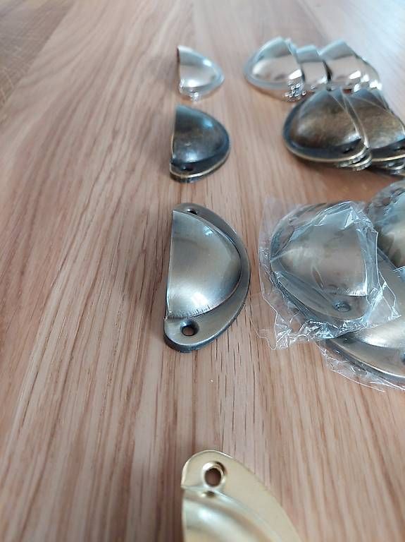 Quincaillerie: Möbelgriffe, Muschelgriffe NEU – D'occasion à Oberlunkhofen par Barbara.Hagenbuch 2