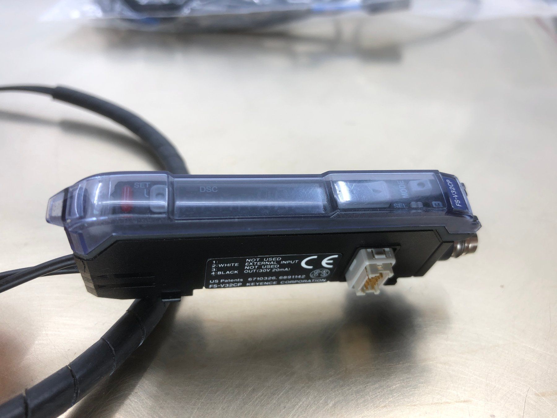 Componenti elettronici: Lichtleiter KEYENCE FS-V32CP & Keyence FU-11 – Usato da Laufenburg venduto da Sirluger 1