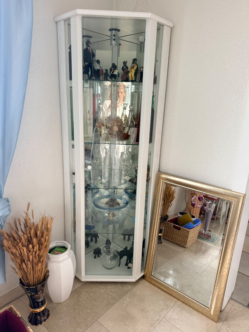 Vitrines: Glasvitrine / Eckvitrine weiss mit Beleuchtung – D'occasion à Hinwil par betty_blue