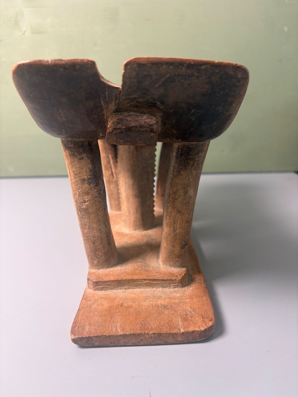Sculture & Statue: Afrikanische Holzfigur mit geschnitztem Hocker – Usato da Otelfingen venduto da Yossi-68 8
