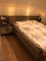 Bett mit zwei Nachtische