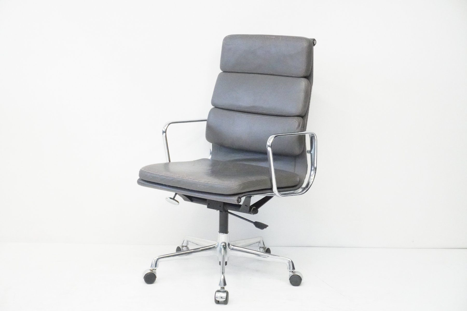 Vitra Sedie: Vitra Eames Soft Pad EA219 Leder grau Designklassiker – Usato da Bad Zurzach venduto da QLASSIQ 2