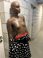 Schaufensterpuppe Dame braun Kleidergrösse M Polka Dot Kleid