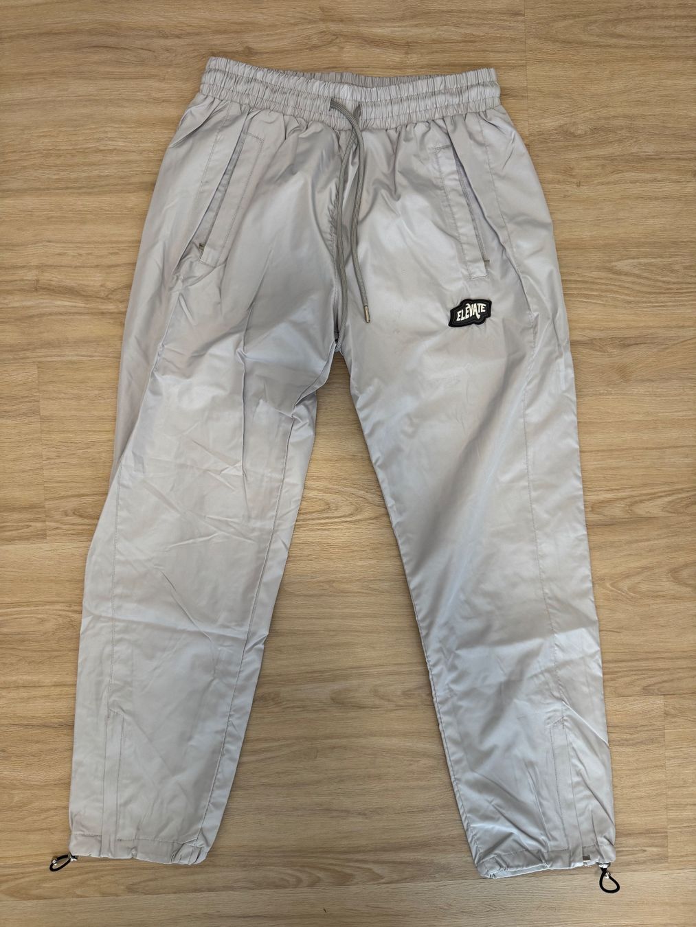 Hosen: Elevate Clothing Hose hellgrau/silber, M – Neu (gemäss Beschreibung) aus Maisprach von jokoundklaas