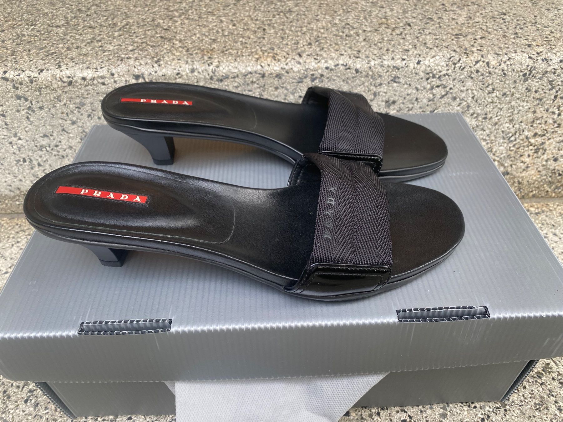 Prada Scarpe da donna: PRADA Sandalen schwarz Grösse 38.5 neuwertig – Nuovo (secondo la descrizione) da Zürich venduto da JDB_Vintage