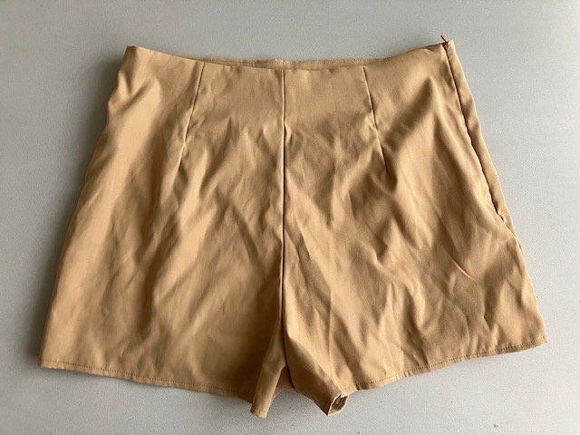Shein Röcke: Jupe-short beige T.L élégante et tendance – Gebraucht aus Marin-Epagnier von rchouchouu 2