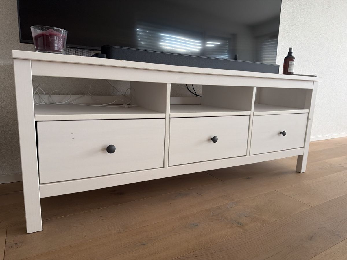 Ikea Mobili TV: IKEA HEMNES TV bench – white stain, solid pine, 148 cm – Usato da Hägendorf venduto da and_s9dd