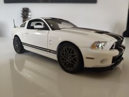 2013 Ford Shelby GT500  weiss/schwarz gestreift 1:18