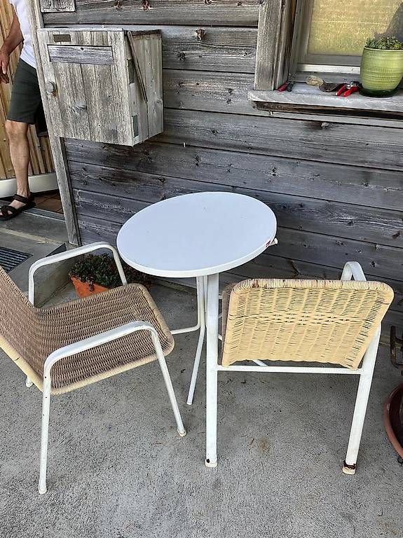 Set de table et chaises: Tisch mit 2 Stühlen – D'occasion à Hägendorf par phi_6sbl