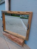 Antikes Holzfenster mit Spiegel und Handgeschmiedeten Beschl