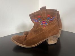 Wildleder-Stiefeletten mit Stickerei 39.5