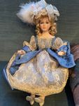 Vintage Porzellan Puppe, Spitzenkleid, Blumenhut