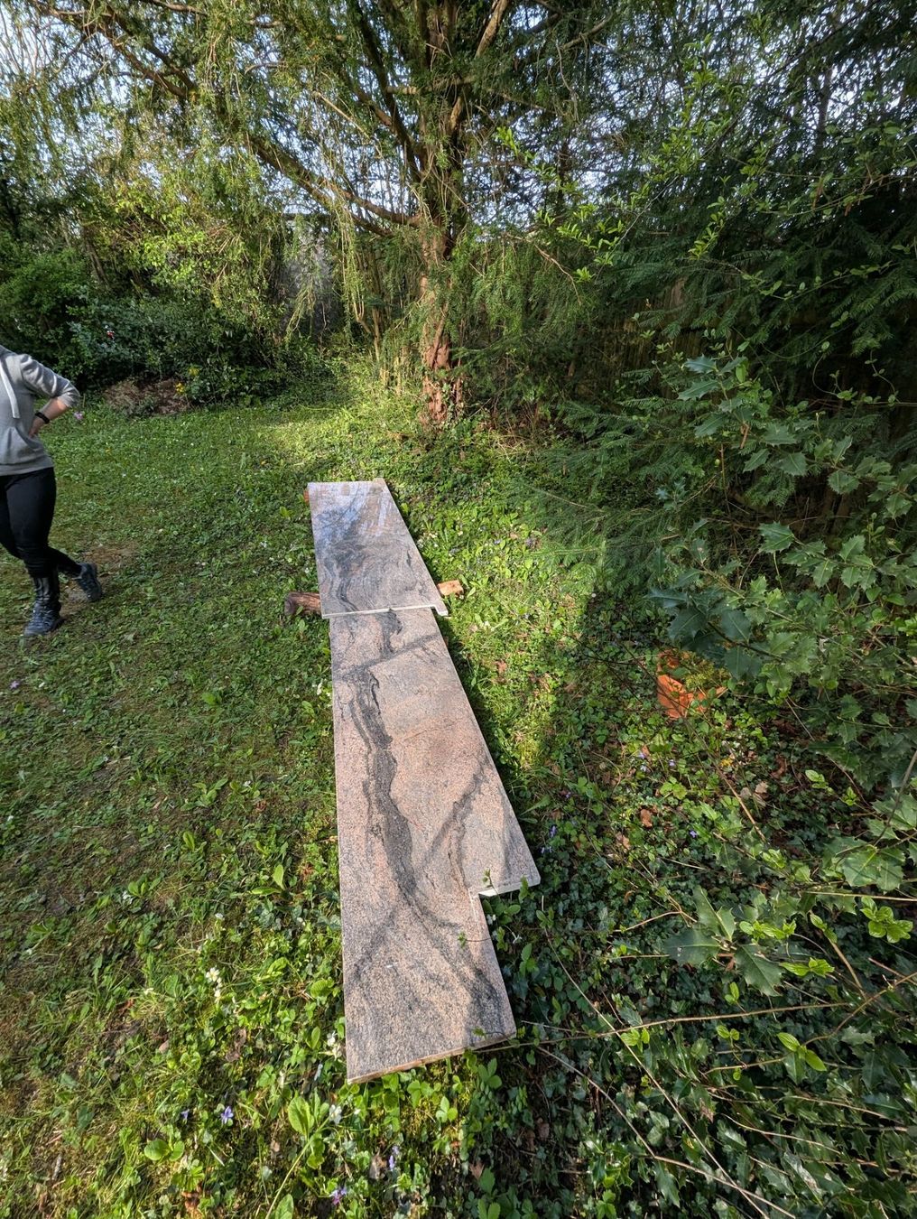 Piatti di portata: Zwei große Steinarbeitsplatten. – Usato da Adliswil venduto da BaskaT 1