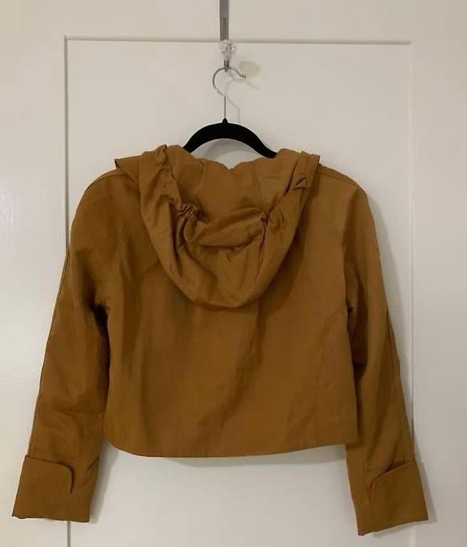 Jacken: Stilvolle Übergangsjacke Gr. 36 mit Kapuze – Gebraucht aus Zürich von Curated.Chapters 1