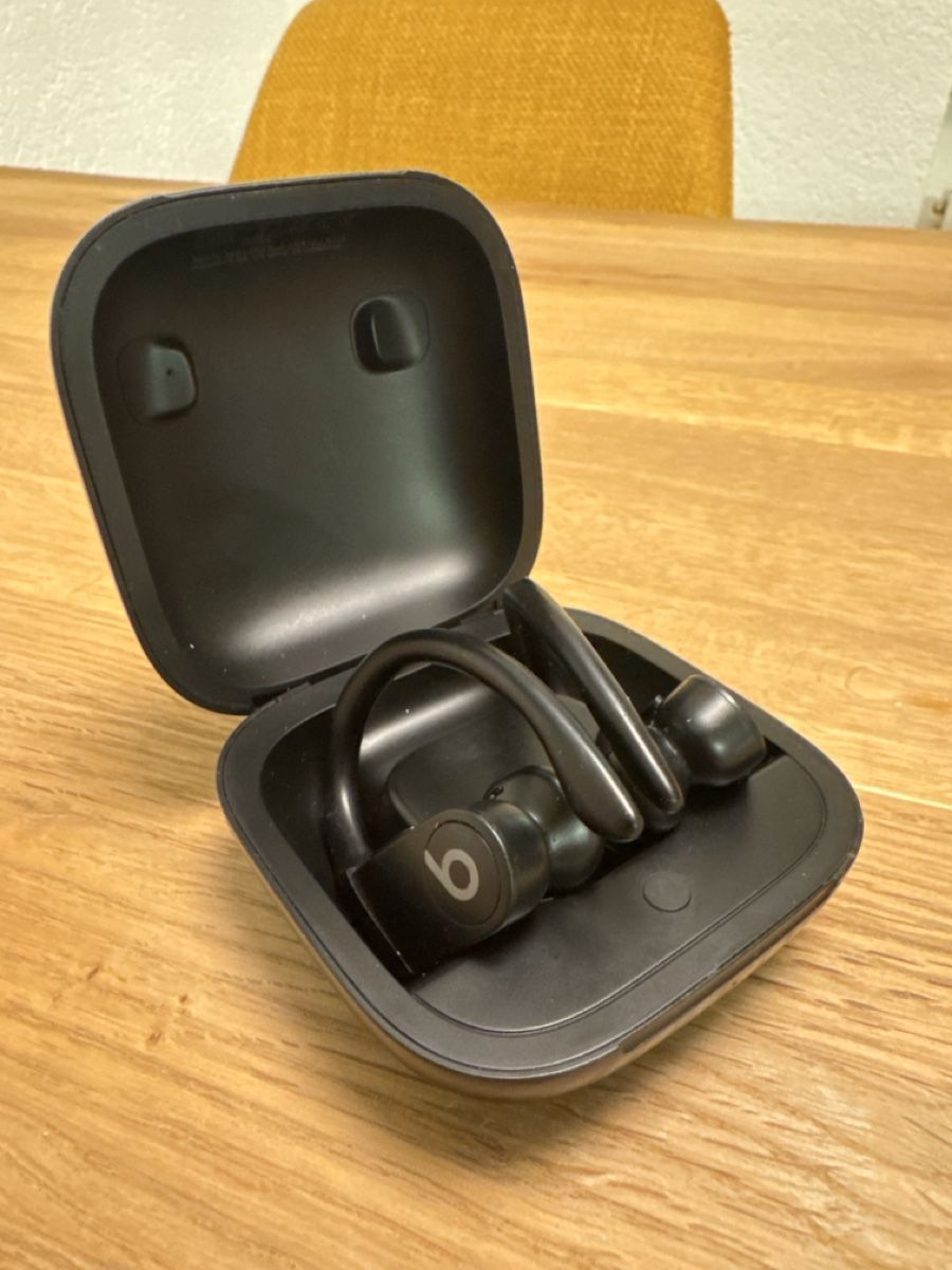 Beats Kopfhörer: Beats Powerbeats Pro 1 mit Zubehör – Gebraucht aus Grindelwald von bluberlu