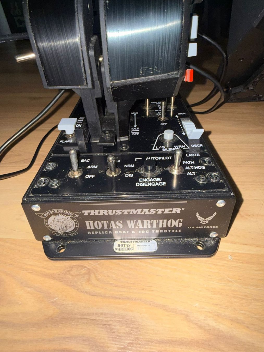 Thrustmaster Controller: Thrustmaster HOTAS Warthog Flight Stick Set Komplett+AddO... – Usato da Breitenbach venduto da d3r_mpf8 3