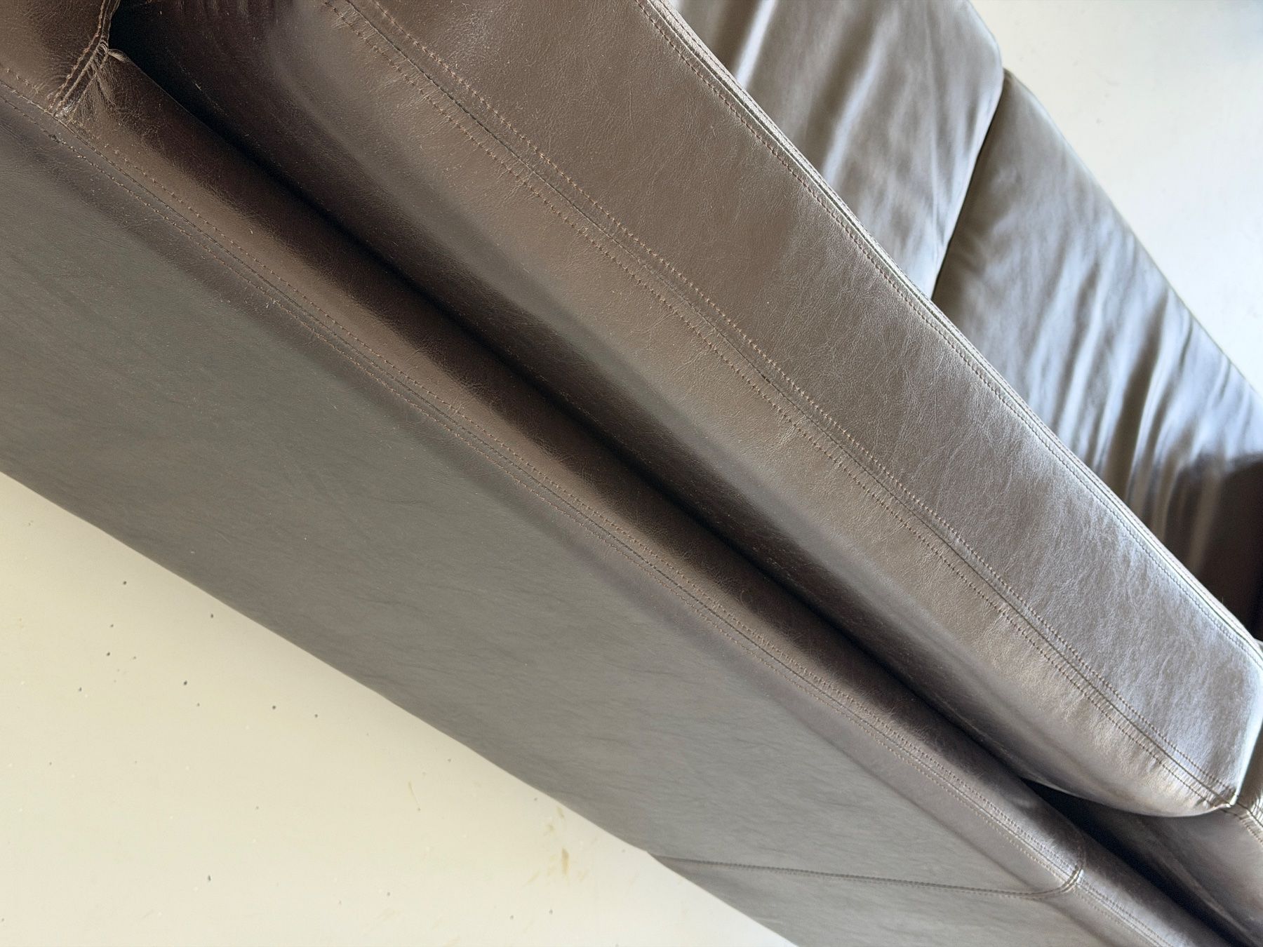 Sofas: Canapé en cuir véritable – D'occasion à Le Lignon par EAS 3