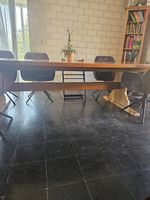 Grosser massiver Holztisch