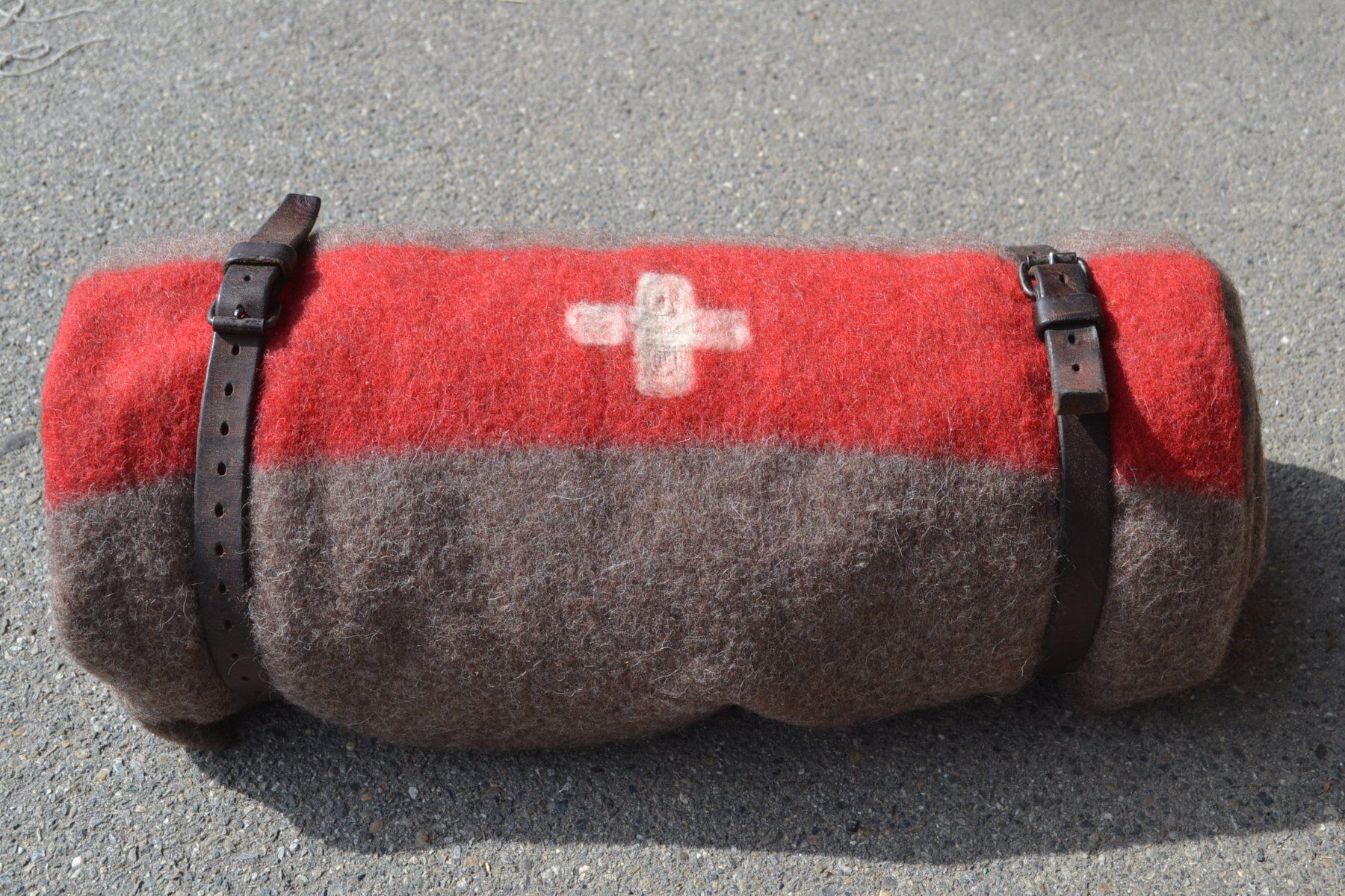 Schweizer Armee Coperte: Schweizer Armeedecke, Wolldecke mit Lederriemen, – Usato da Wil SG venduto da Athi 1